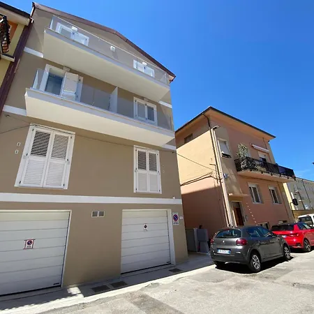 Nuovi In Centro A Riviera Del Conero Apartman